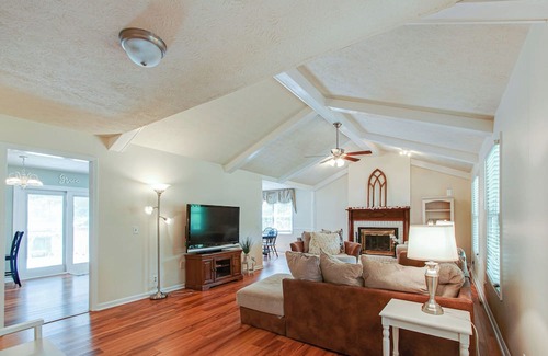 Bellevue House | NEW Secluded Pool Home 20 Mins to DWTN!