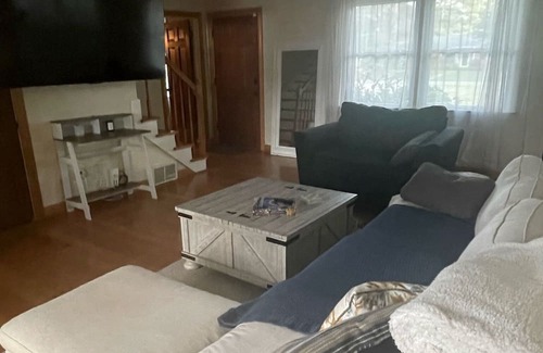 Northeast Virginia Beach House | Charming Farmhouse on a Lake! 10 minutes from Oceanfront