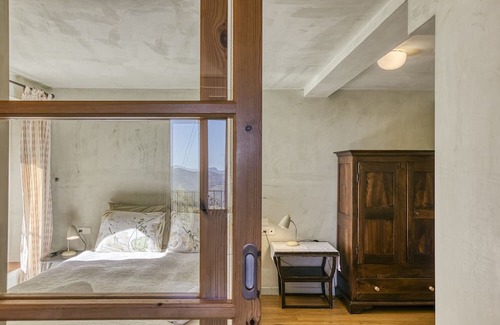 Beguda House | Holiday Home 'La Rectoría De Castellar' with Mountain View, Pool, Garden & Wi-Fi