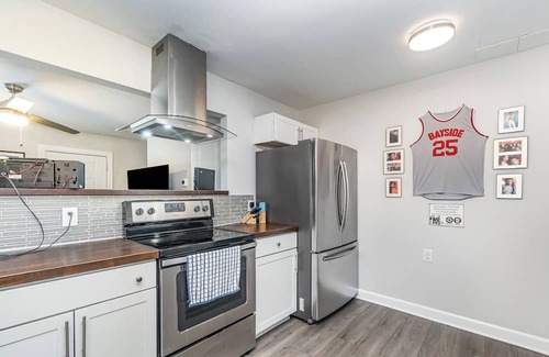 Biddleville House | QC Retro - Stylish 2-Queen bedroom townhome in Center City Charlotte
