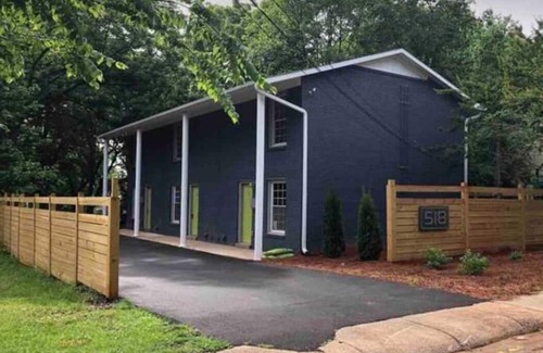 Biddleville House | QC Retro - Stylish 2-Queen bedroom townhome in Center City Charlotte