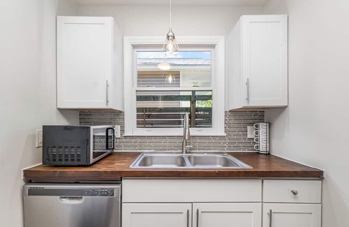 Biddleville House | QC Retro - Stylish 2-Queen bedroom townhome in Center City Charlotte