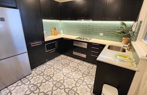 Melbourne Apartment | Classic comfort, space and style steps frm Albert Pk