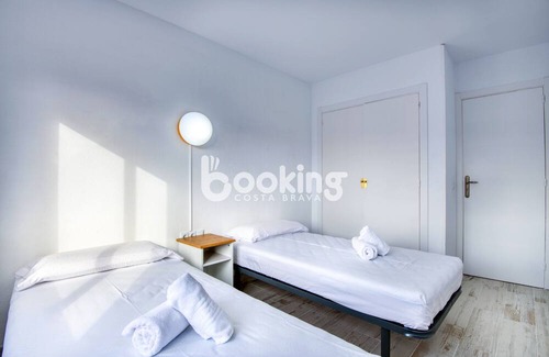 Platja d'Aro Apartment | APARTMENT FOR 4 PEOPLE WITH POOL AND TERRACE NEAR THE BEACH AND SHOPPING AREA