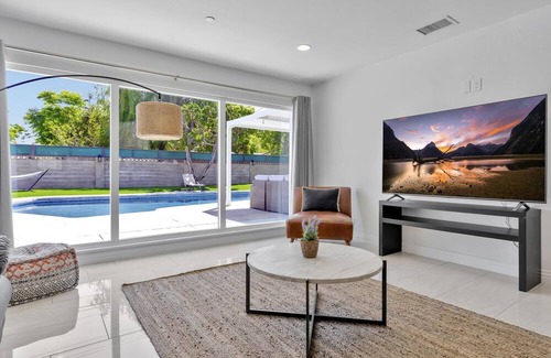 Southwest Anaheim House | New Cheerful Stylish Villa - Pool, Spa, Mini Golf, Fire pit, Walk to Disneyland