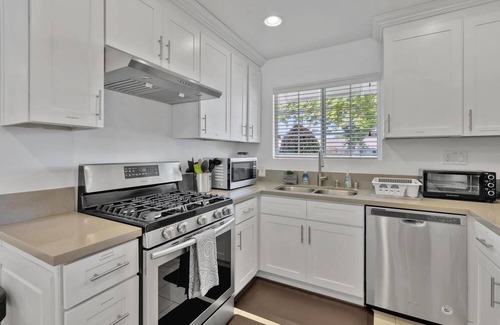 Southwest Anaheim House | New Cheerful Stylish Villa - Pool, Spa, Mini Golf, Fire pit, Walk to Disneyland