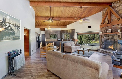 Boulder Bay Cabin | Cove Lakeview Cabin #2064 by Big Bear Vacations