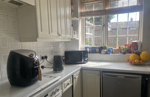 Abbey Wood Apartment | Beautiful ground floor flat with conservatory