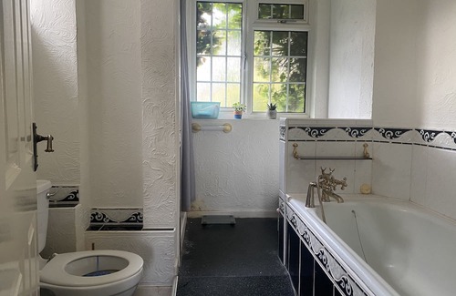 Abbey Wood Apartment | Beautiful ground floor flat with conservatory