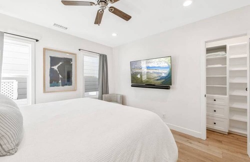 Huntington Beach House | LUXURY 2bdrm Townhome- Close2️⃣Beach & Main St! E-bikes! Pet friendly!