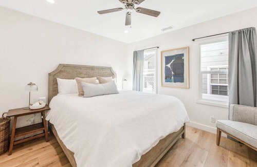 Huntington Beach House | LUXURY 2bdrm Townhome- Close2️⃣Beach & Main St! E-bikes! Pet friendly!