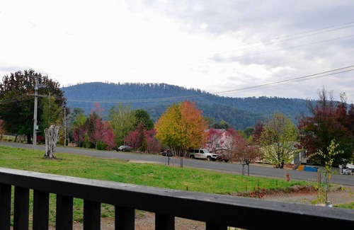 Marysville Cottage | Marysville in town Darwin-Split AC-Smart tv-WIFI byo linens clean as you go