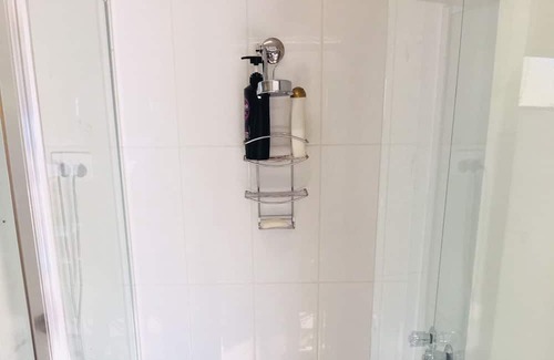 Marysville Cottage | Marysville in town Darwin-Split AC-Smart tv-WIFI byo linens clean as you go