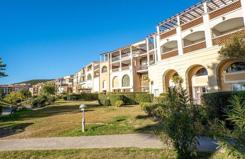 Le Dramont Apartment | Cosy apartment for 4 people with WIFI, pool, TV, terrace, pets allowed and parking