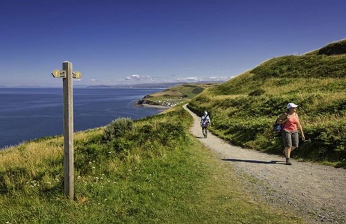 Machynlleth House | Beautiful private villa with WIFI, hot tub, TV, patio, pets allowed, panoramic view and parking