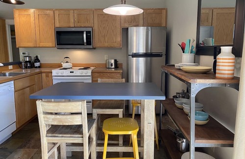 West Hills Apartment | Hillside Loft- Spacious Studio, 100+mbps Wifi, Gas Fireplace, AC, Balcony