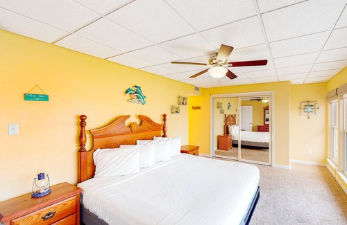 Treehouse House | Treehouse townhome w/incredible bay views and close shops/restaurant