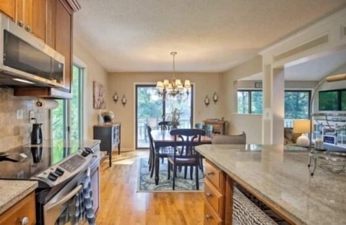 North Shore House | Got It All - 3 Kayaks, 1 Canoe, Hot Tub, Wifi, Ping Pong, Sandy beach, Firepit.
