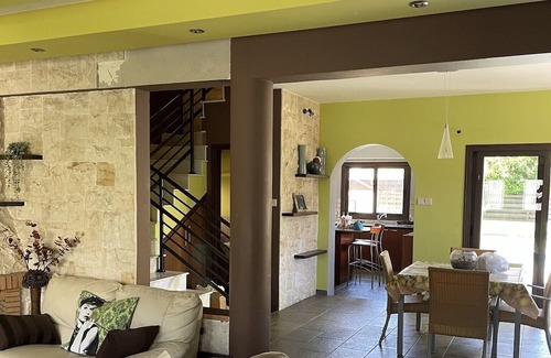 Universal House | Well situated comfortable luxury villa with swimming pool.