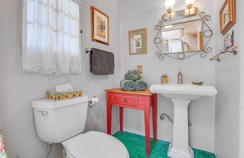 Taos House | La Posada de Taos Casita, 2 block stroll to Plaza, Wifi, private patio and quiet