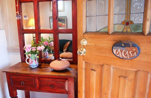 Taos House | La Posada de Taos Casita, 2 block stroll to Plaza, Wifi, private patio and quiet