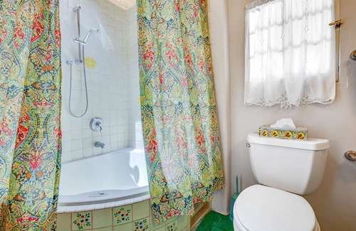 Taos House | La Posada de Taos Casita, 2 block stroll to Plaza, Wifi, private patio and quiet