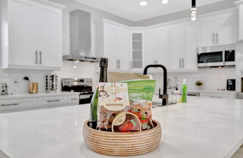 Tampa Apartment | 4br3ba Modern Sleeps 10 8 Minutes to Raymond James