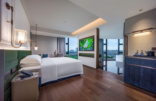 Panyu Hotel | Guangzhou Elegant International Hotel Panyu Square Metro Station Branch - Free Shuttle Bus to Canton Fair Complex During Canton Fair Period & Free Deliver Service to Guangzhou Baiyun International Airport