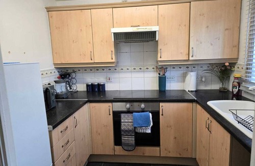 Featherstone House | Charming Wolverhampton Home With Private Entrance & Free Parking