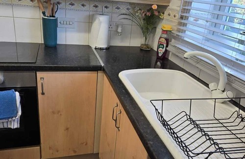 Featherstone House | Charming Wolverhampton Home With Private Entrance & Free Parking