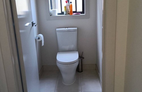 Cranbourne North Apartment | 3 rooms Prime location property 50% discount on all the bookings