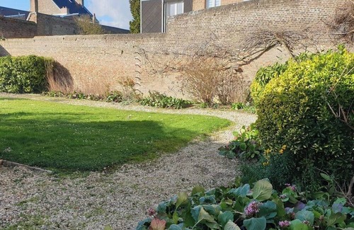 Henriville Apartment | Brown 5 stars