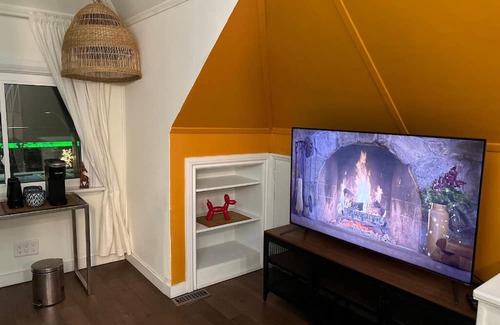 Hamilton House | Charming 1-bedroom house in Hamilton with WiFi and AC