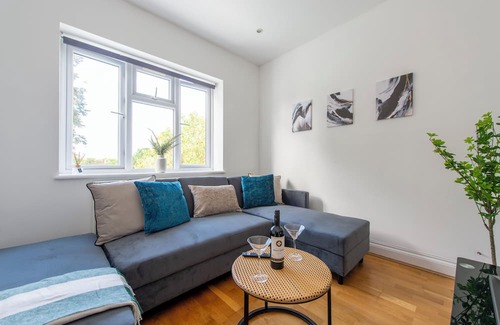 Ealing Common Apartment | Gunnersbury Avenue