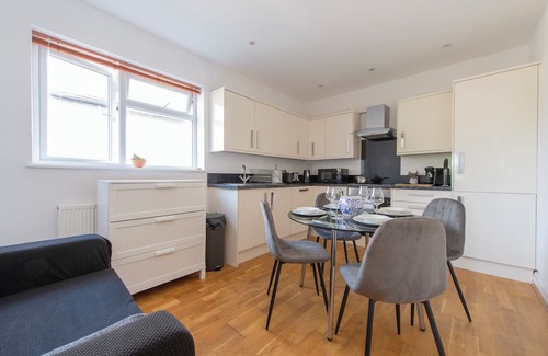 Ealing Common Apartment | Gunnersbury Avenue