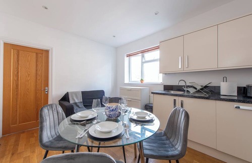 Ealing Common Apartment | Gunnersbury Avenue