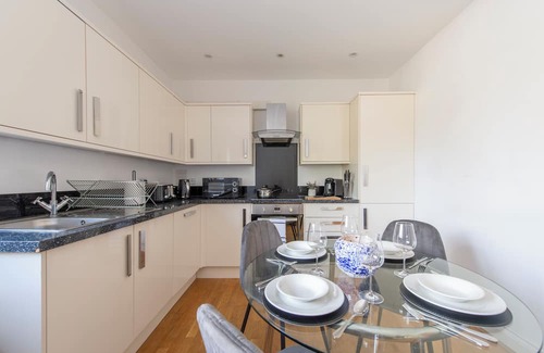 Ealing Common Apartment | Gunnersbury Avenue