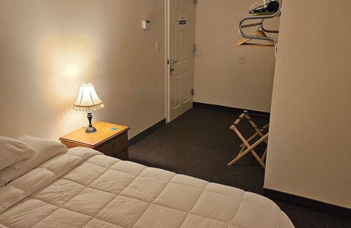 Valley Forge House | Charming 1-bedroom hotel with AC and WiFi in delightful Phoenixville