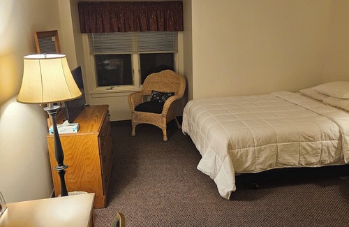 Valley Forge House | Charming 1-bedroom hotel with AC and WiFi in delightful Phoenixville