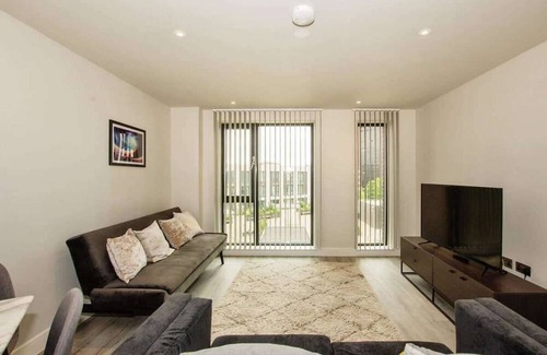 The Westside Apartment | St Martin's Place 6-Guest Apt in BMH