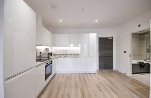 Barnt Green Apartment | Modern Comfort: Seven Stays Broadoaks