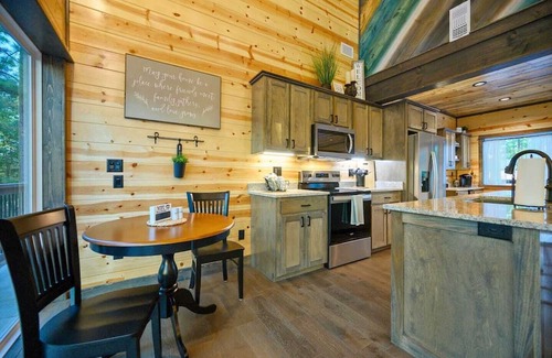 Pickens Cabin | Perfect for families, this new 2-story cabin on 1 acre sleeps 10