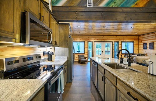 Pickens Cabin | Perfect for families, this new 2-story cabin on 1 acre sleeps 10