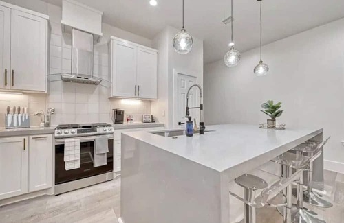 Greater East End House | Stylish Eado Haven: City Charm, Modern Comfort