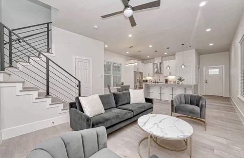 Greater East End House | Stylish Eado Haven: City Charm, Modern Comfort