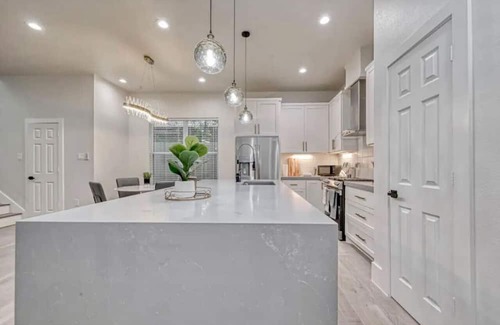 Greater East End House | Stylish Eado Haven: City Charm, Modern Comfort