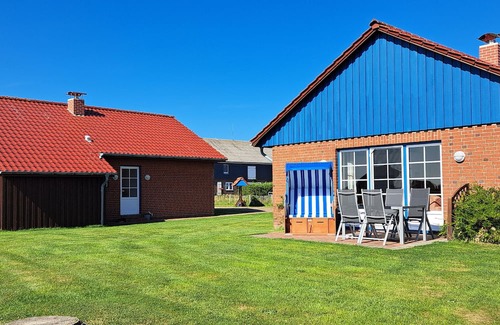 Pellworm House | Holiday Home 'Ferienhaus Heverstrom' with Shared Garden and Wi-Fi