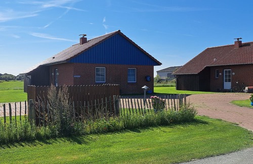 Pellworm House | Holiday Home 'Springflut' with Shared Garden and Wi-Fi