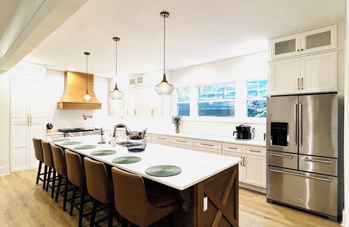 Norwood House | Spacious custom designed bungalow with 6 bedrooms & wifi in enjoyable Birmingham