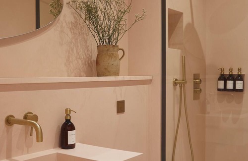 Ballycastle Apartment | Yarn - Arlo Luxury King Suite